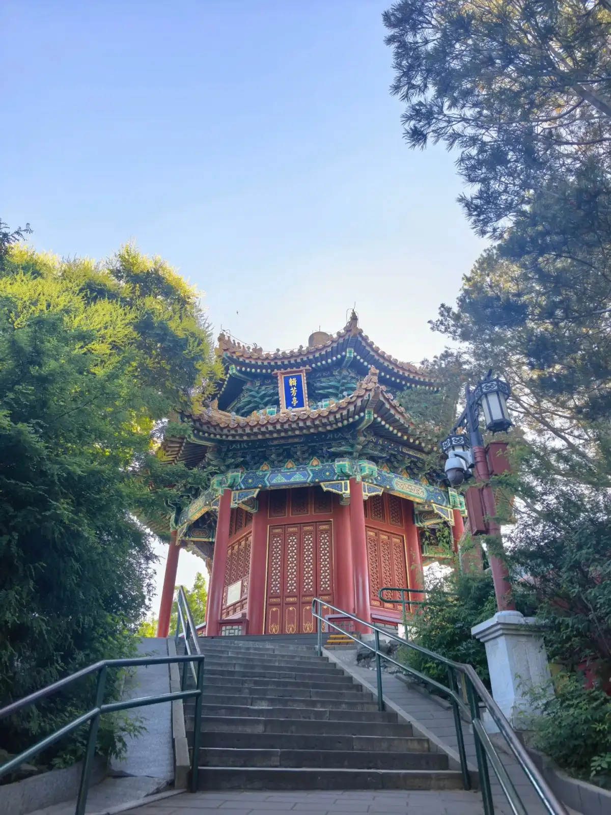 景山绿树间的亭阁与石阶
