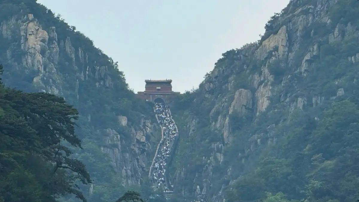 泰山十八盘长石阶与上方南天门