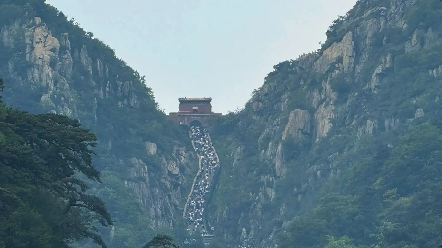 泰山十八盘长石阶与上方南天门