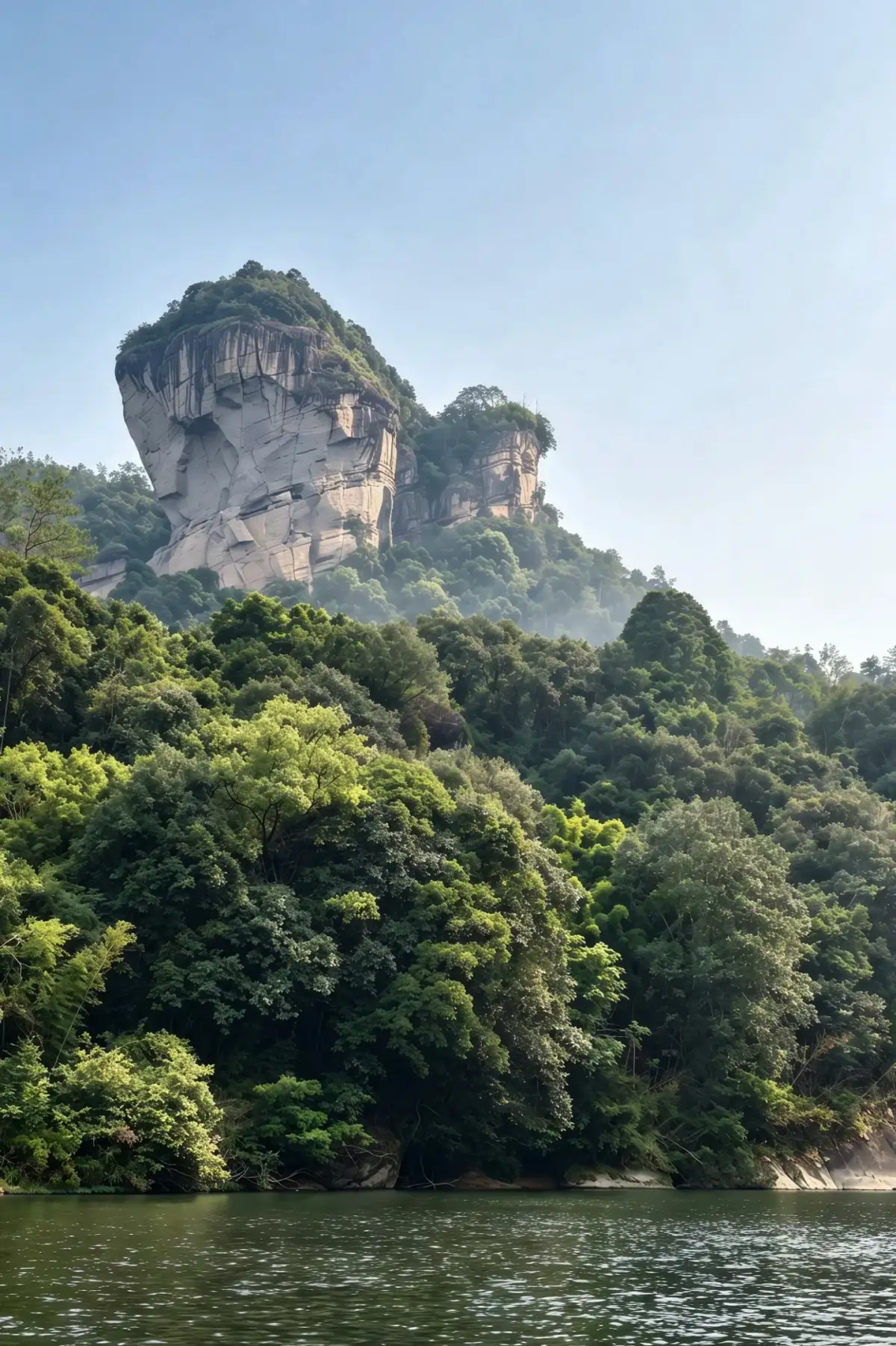 九曲溪边岩峰与临水树林