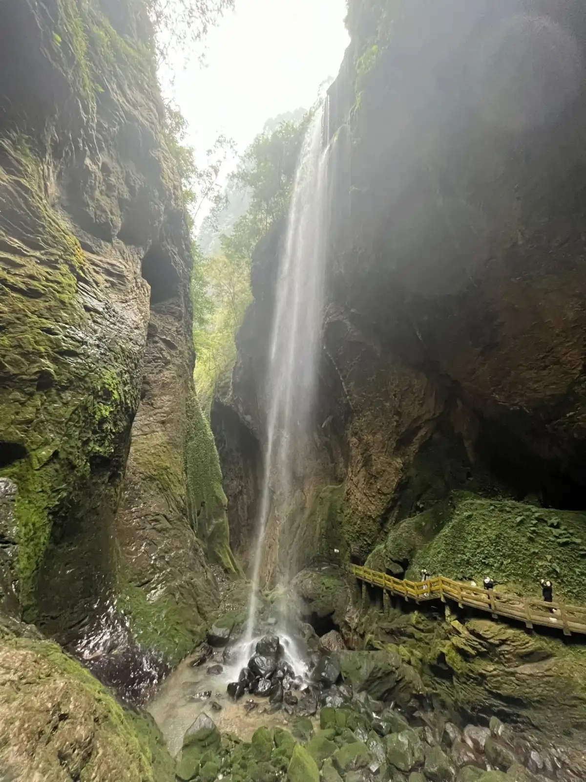 武隆龙水峡地缝的瀑布与栈道