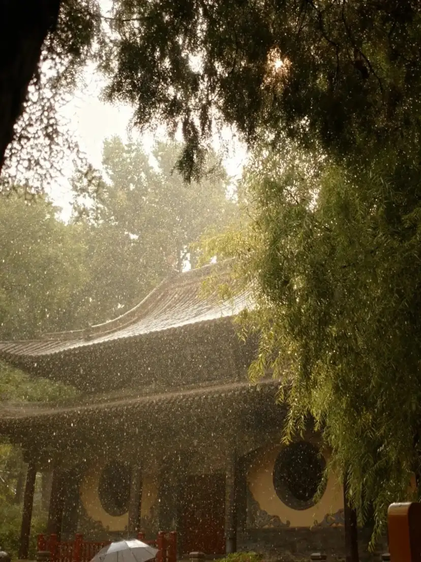 The courtyard architecture of the Jinci Temple in Taiyuan in the rain