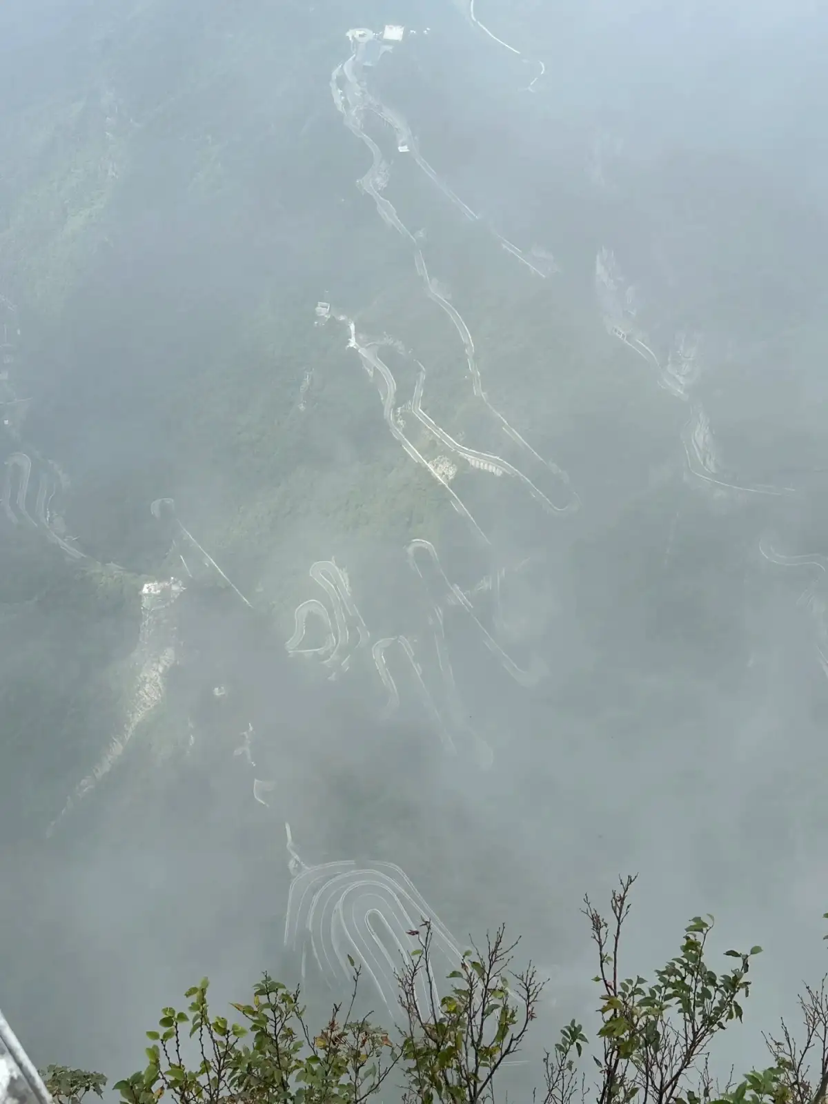 云雾中的天门山盘山公路