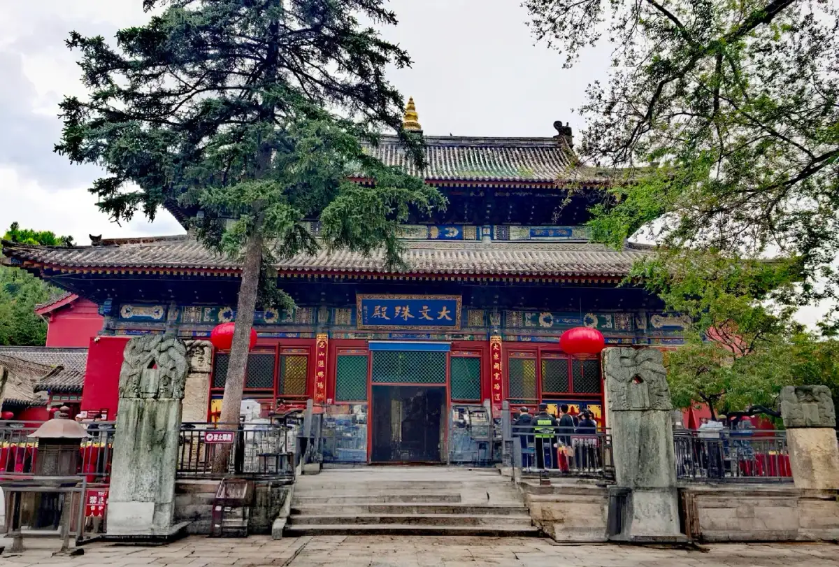 树木环抱的殊像寺大文殊殿与院内建筑