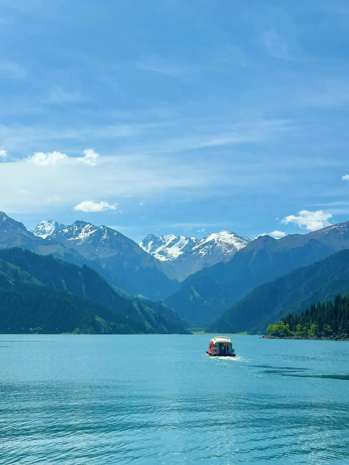 天山天池湖面与远山雪峰