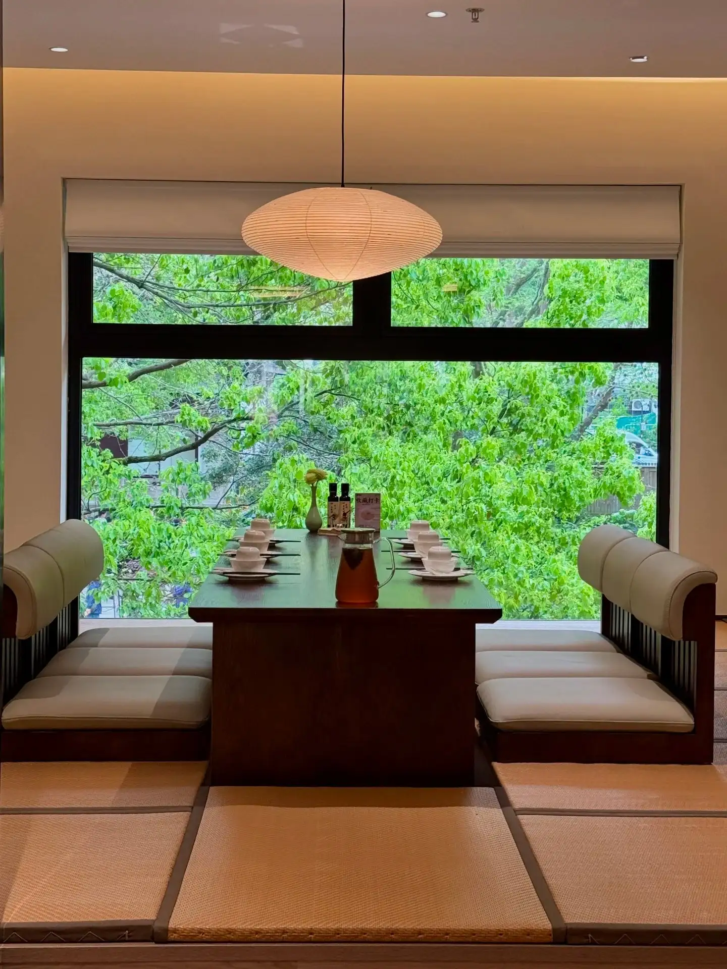 杭州餐馆的窗边用餐空间
