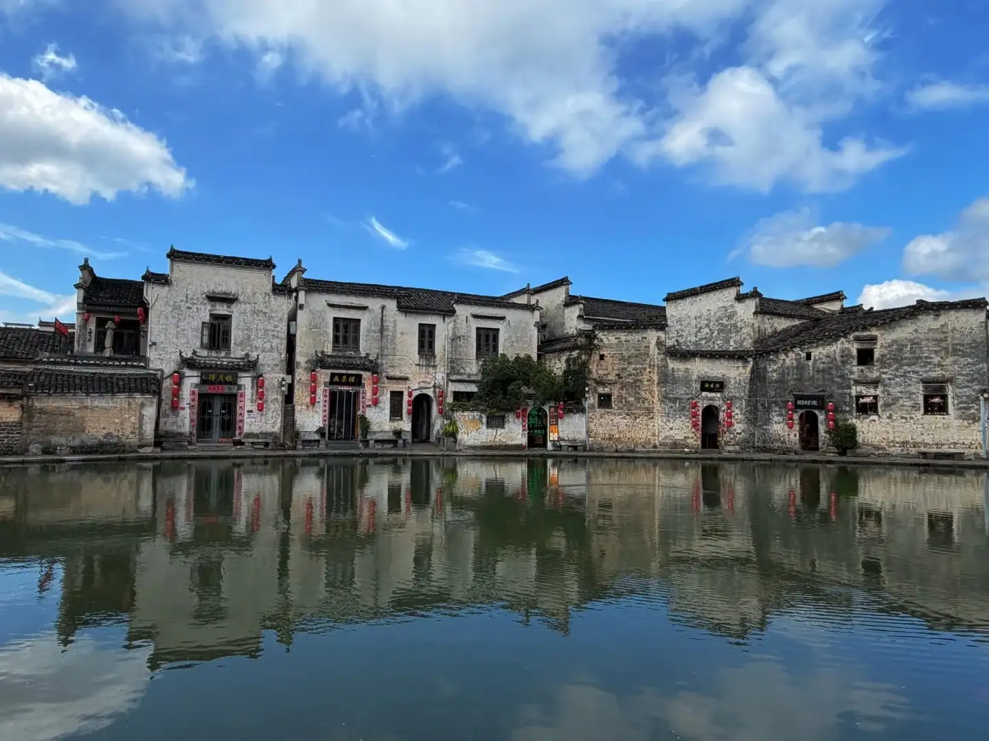 宏村月沼岸边的徽派建筑倒影