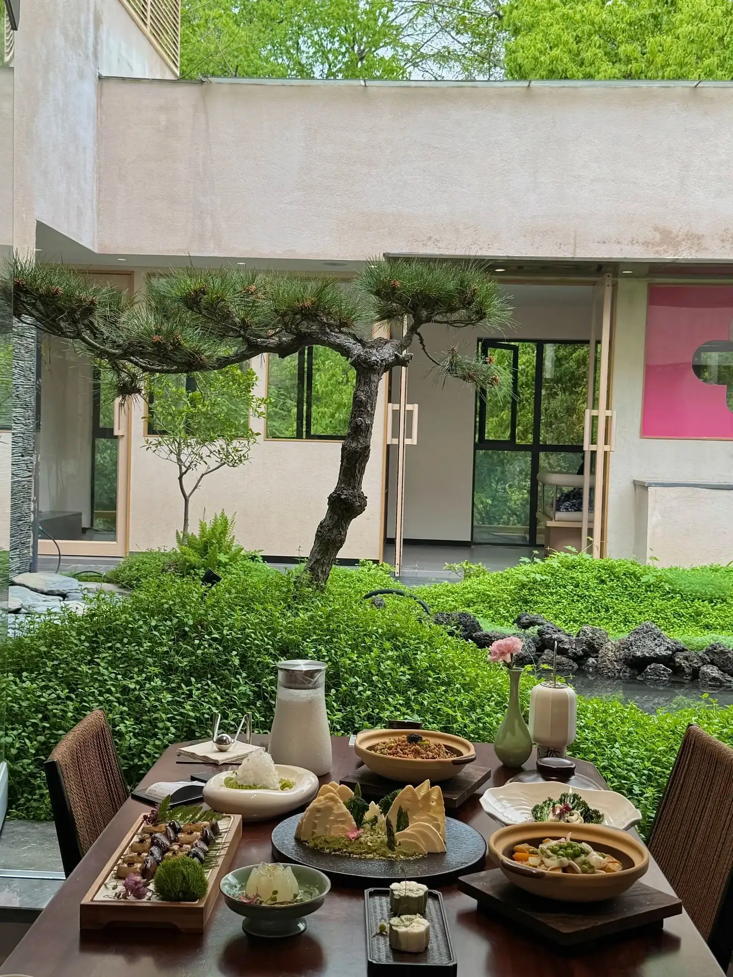 meals displayed in the window of a restaurant near Lingyin Temple in Hangzhou