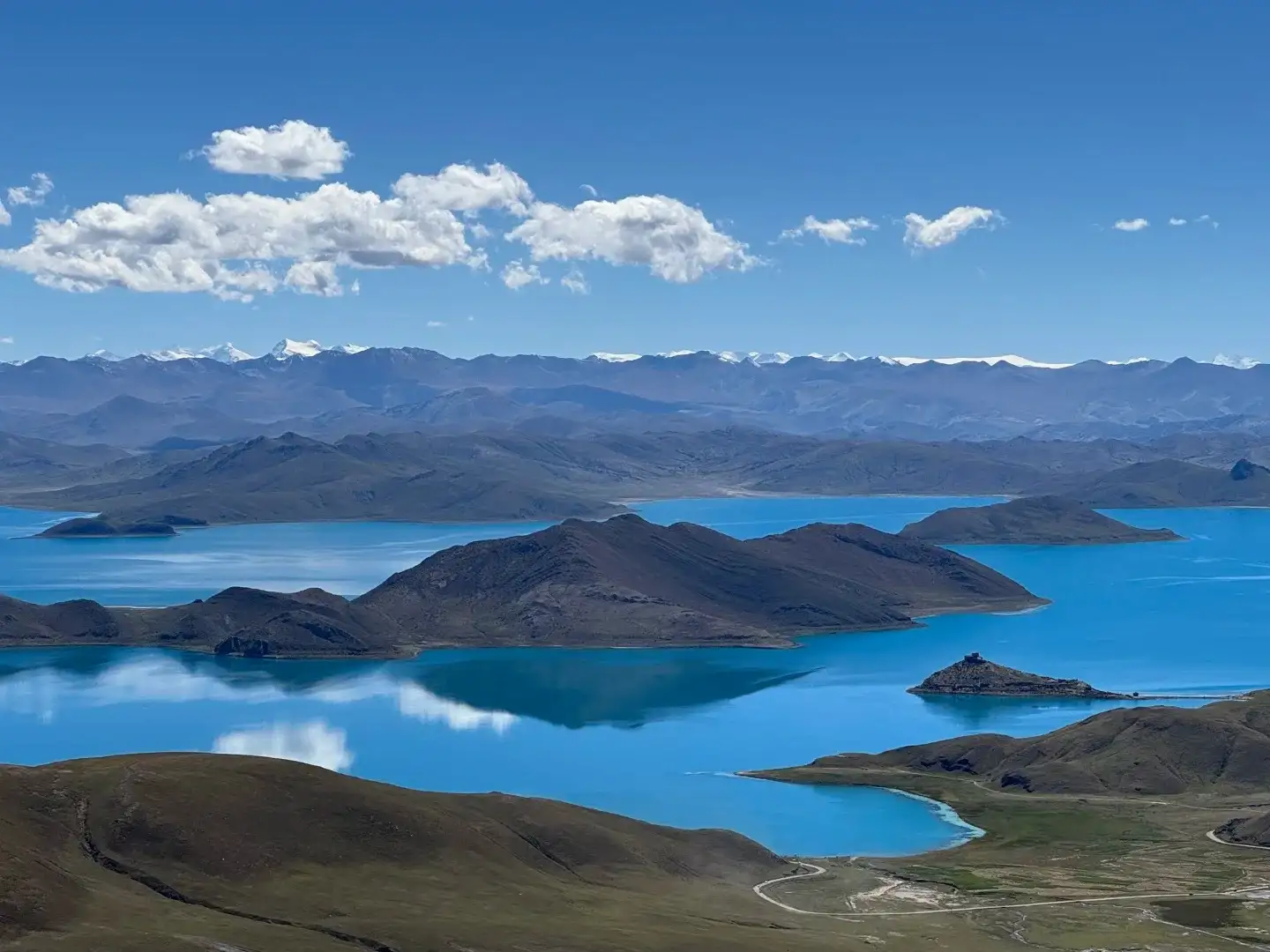 羊卓雍措湖湾与远处山脊